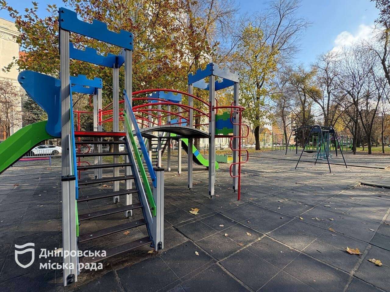 Ремонт інклюзивного та дитячого майданчиків у сквері Героїв завершили