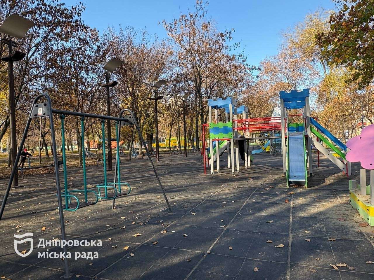 Ремонт інклюзивного та дитячого майданчиків у сквері Героїв завершили