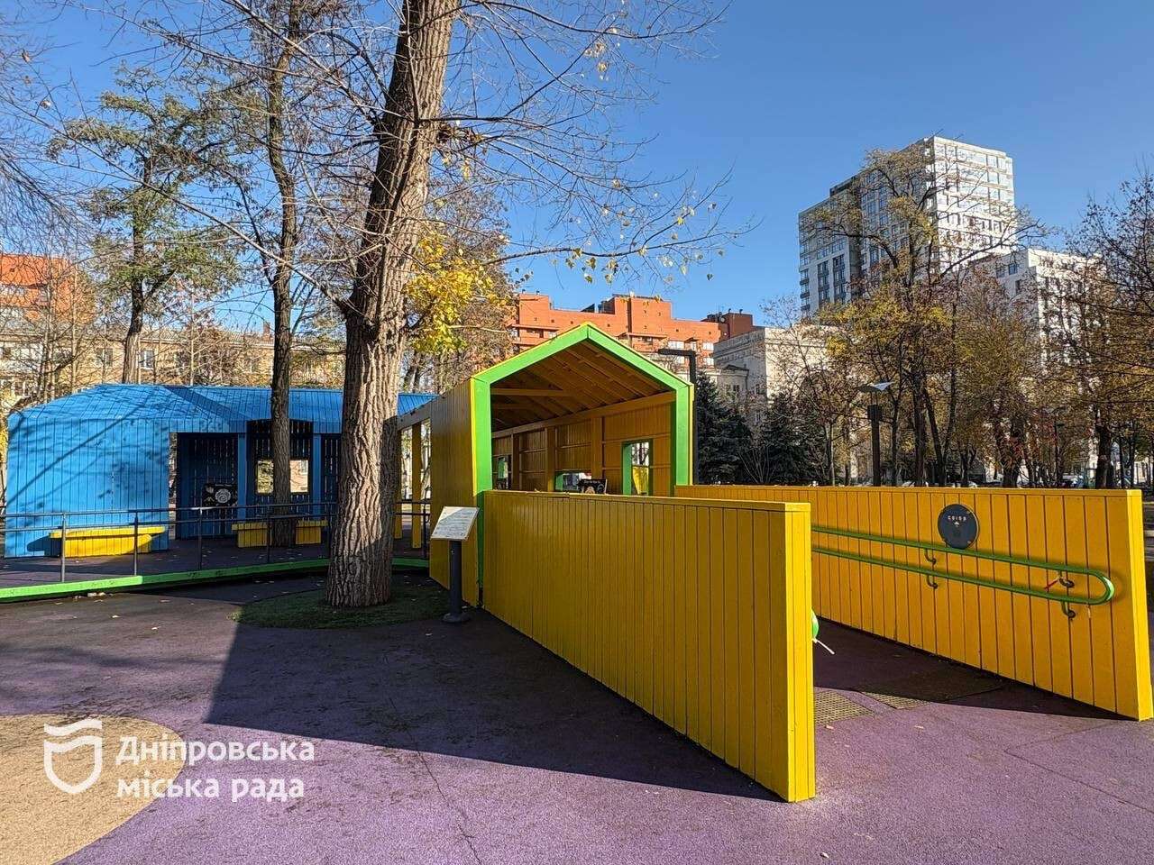 Ремонт інклюзивного та дитячого майданчиків у сквері Героїв завершили