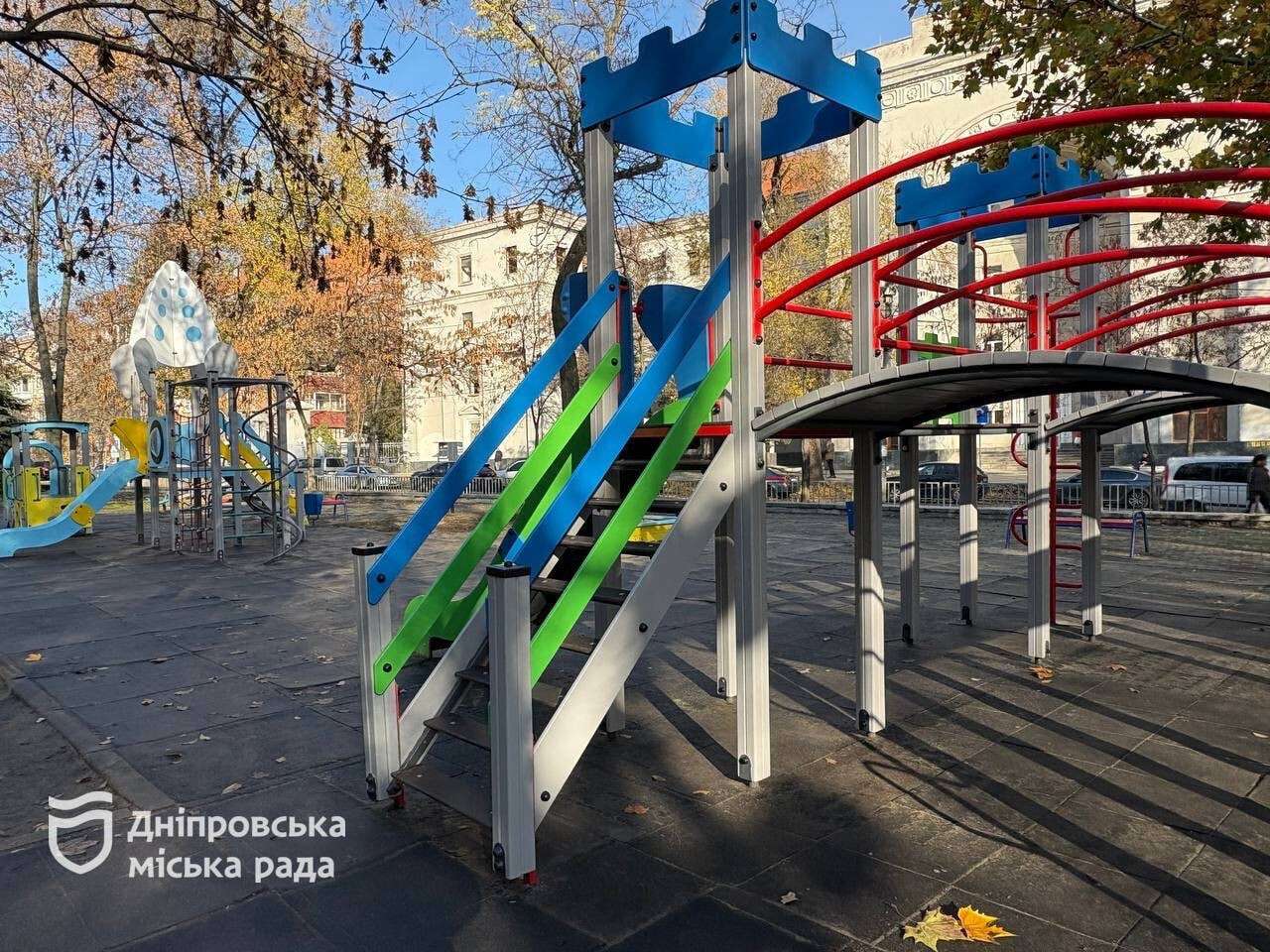 Ремонт інклюзивного та дитячого майданчиків у сквері Героїв завершили