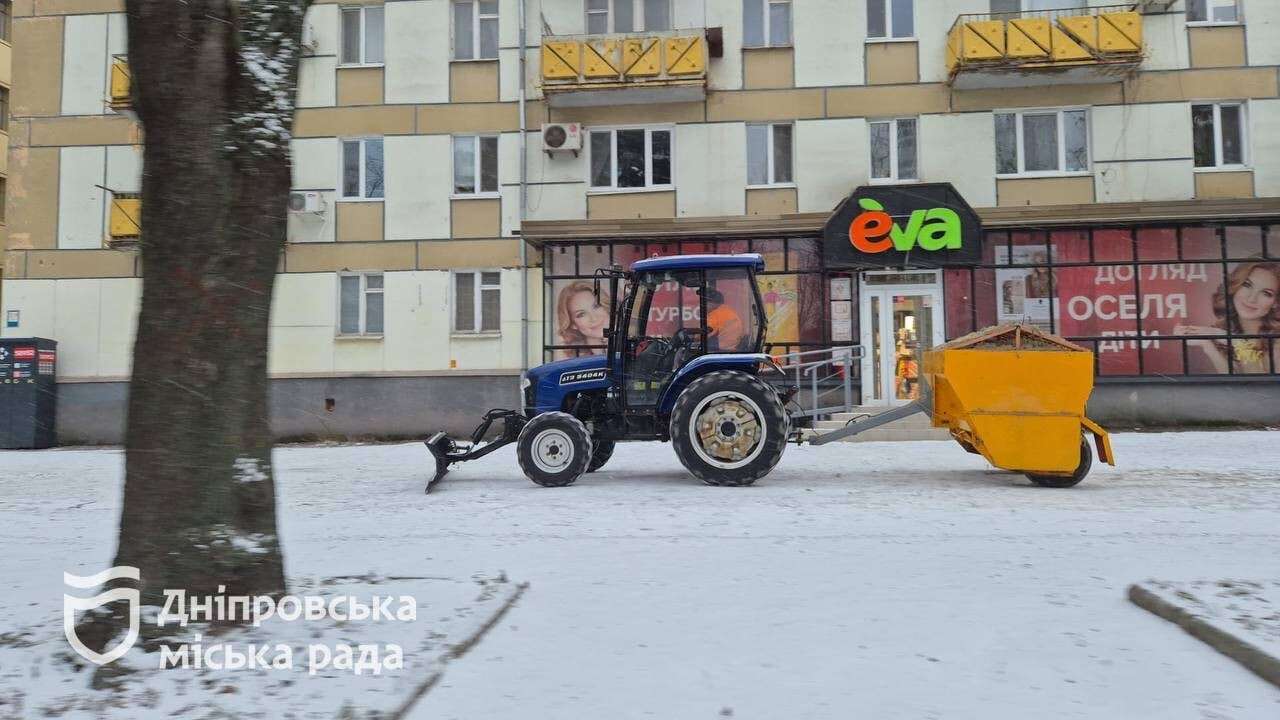 Обмеження на дорогах через негоду запровадили у Дніпрі - кого це стосується