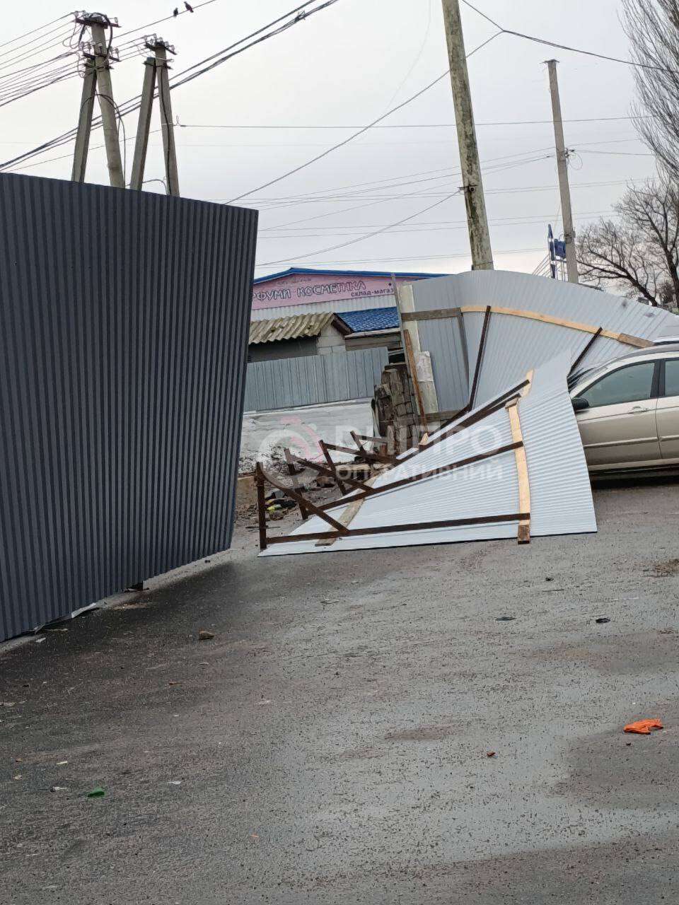 Негода вирує: вітер повалив дерева, паркани та світлофори
