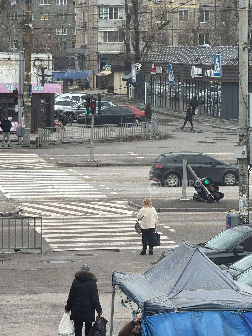 Негода вирує: вітер повалив дерева, паркани та світлофори