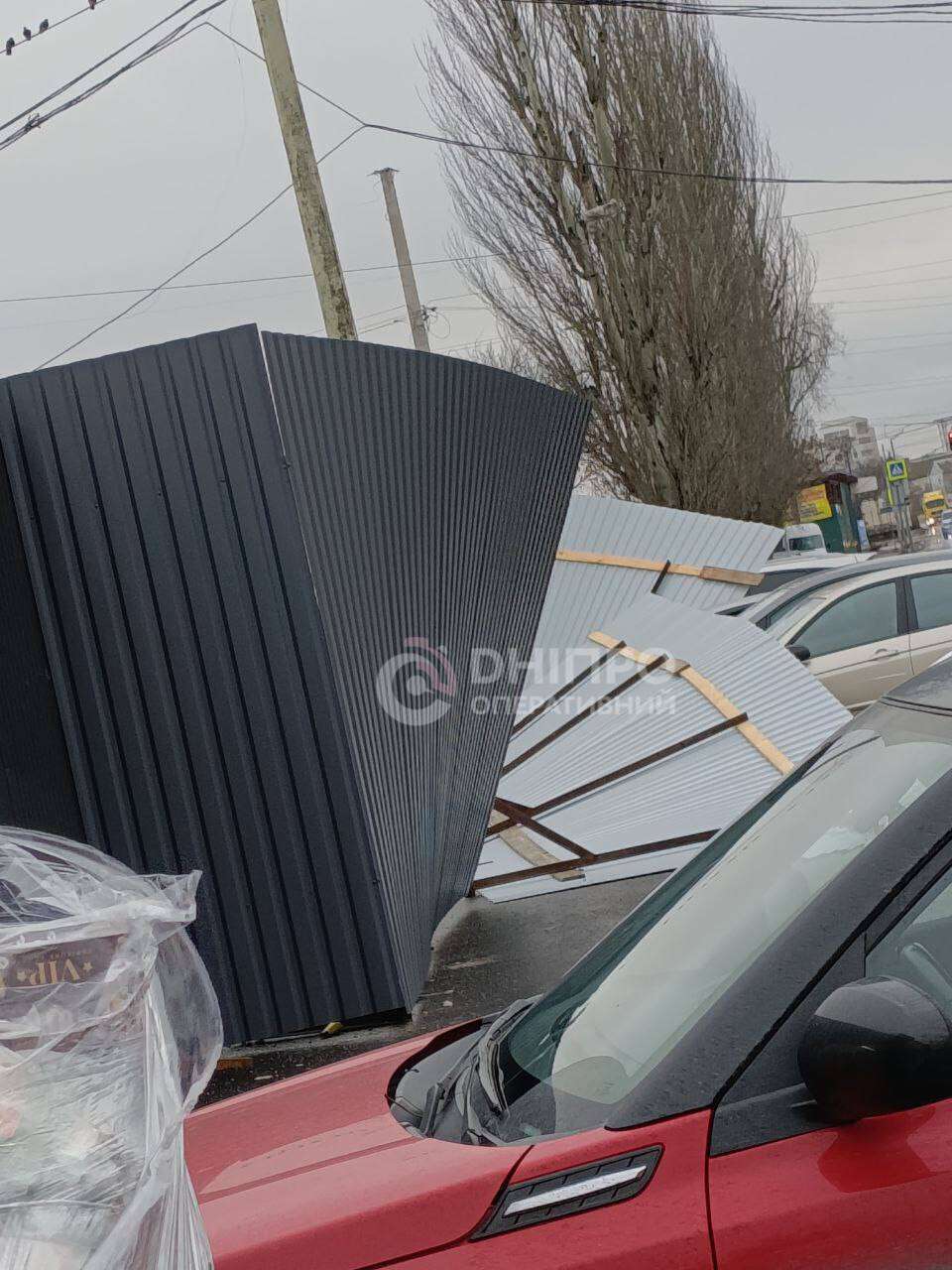 Негода вирує: вітер повалив дерева, паркани та світлофори