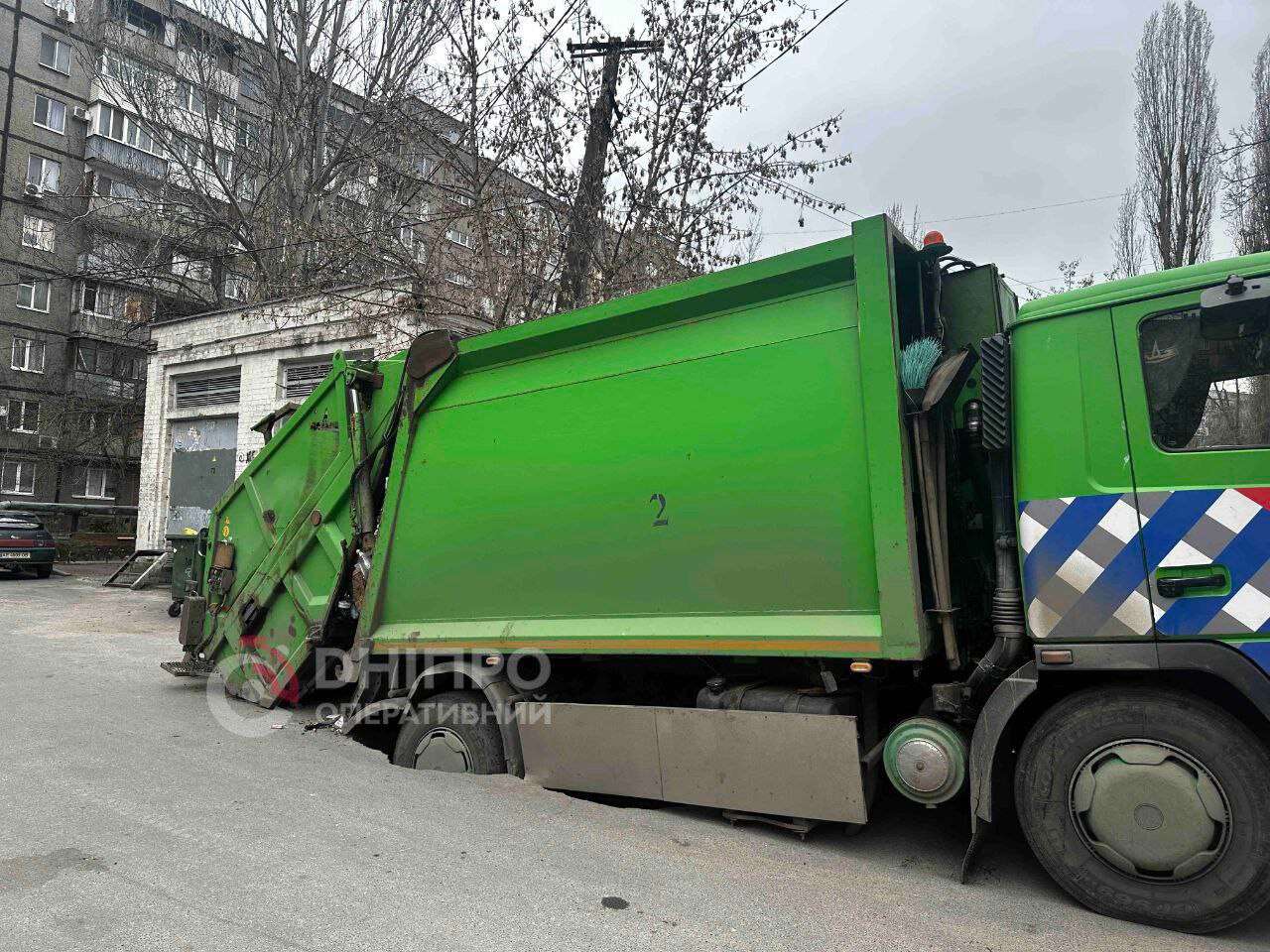 Сміттєвоз провалився в колектор на Набережній Перемоги в Дніпрі: без води два будинки та дитсадок