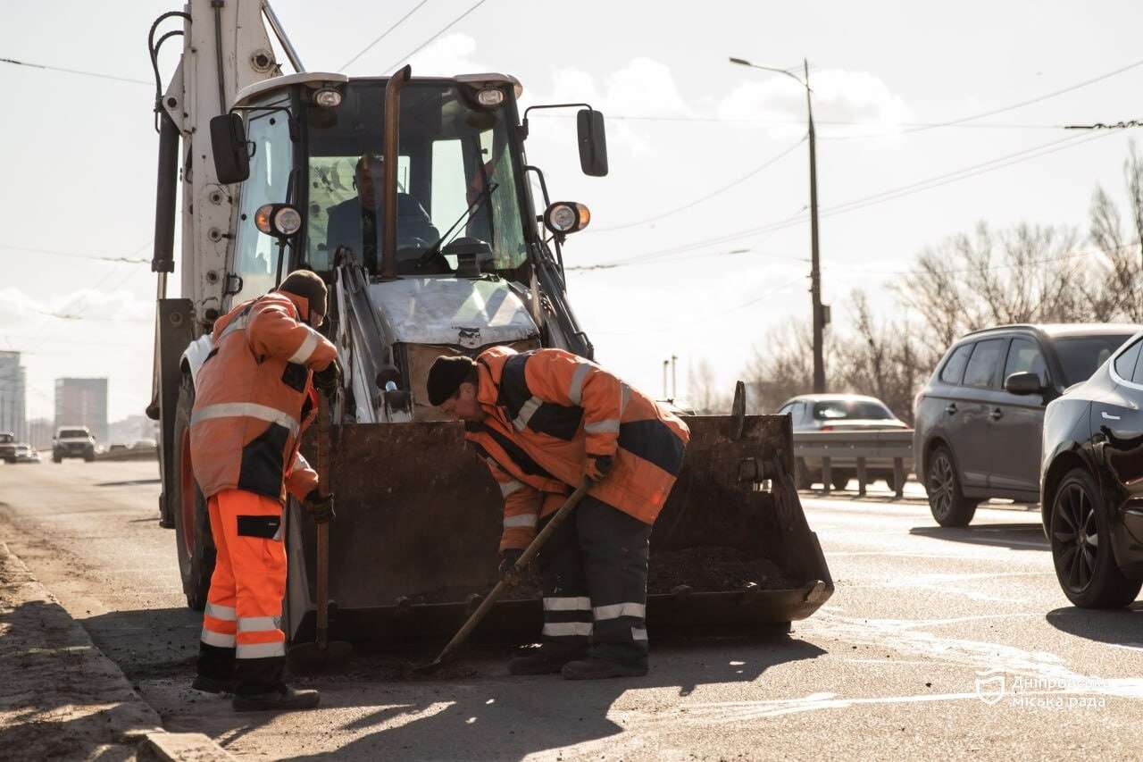 У Дніпрі стартував сезон ремонту доріг: де вже ліквідовують ями