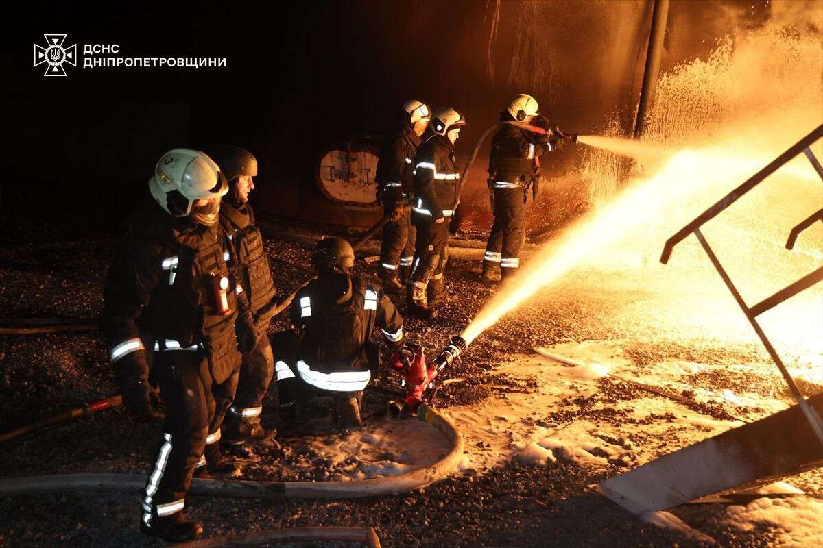 Атаки на Дніпропетровщину 7 березня: виникла масштабна пожежа, є загиблий та постраждала