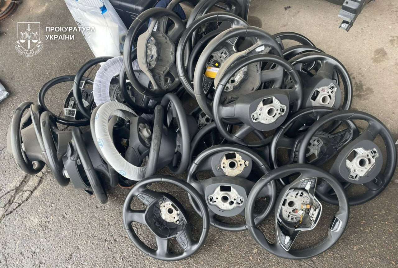 Серії крадіжок з авто у Дніпрі: підозрюваних спіймали