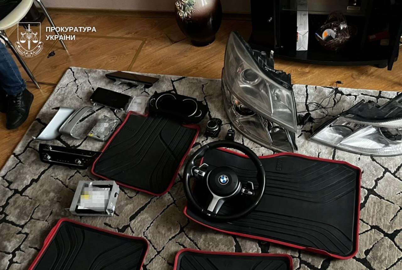 Серії крадіжок з авто у Дніпрі: підозрюваних спіймали