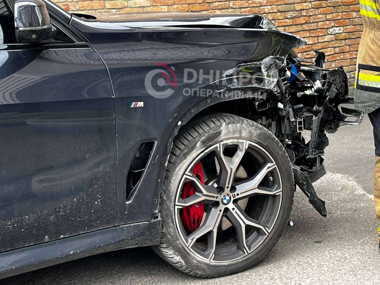 BMW вʼїхав у газову трубу на Троїцькій 22.04: подробиці та фото