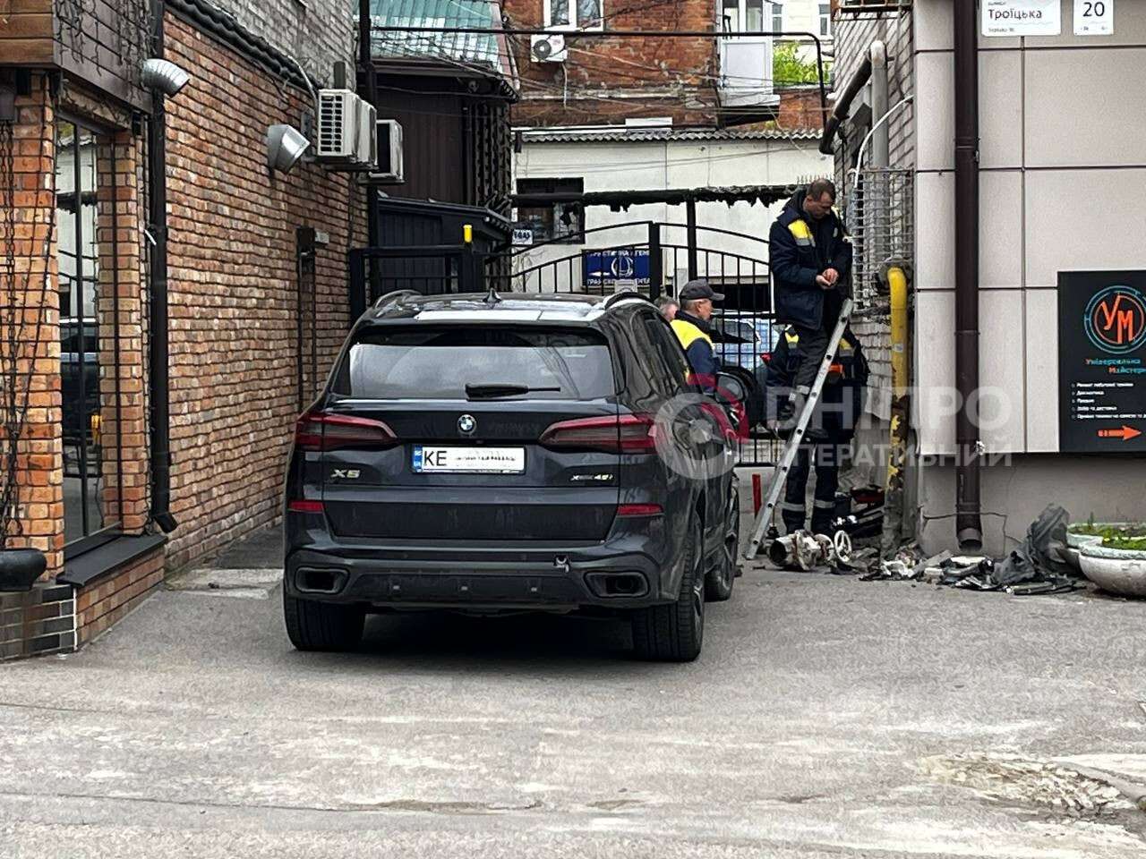 BMW вʼїхав у газову трубу на Троїцькій 22.04: подробиці та фото