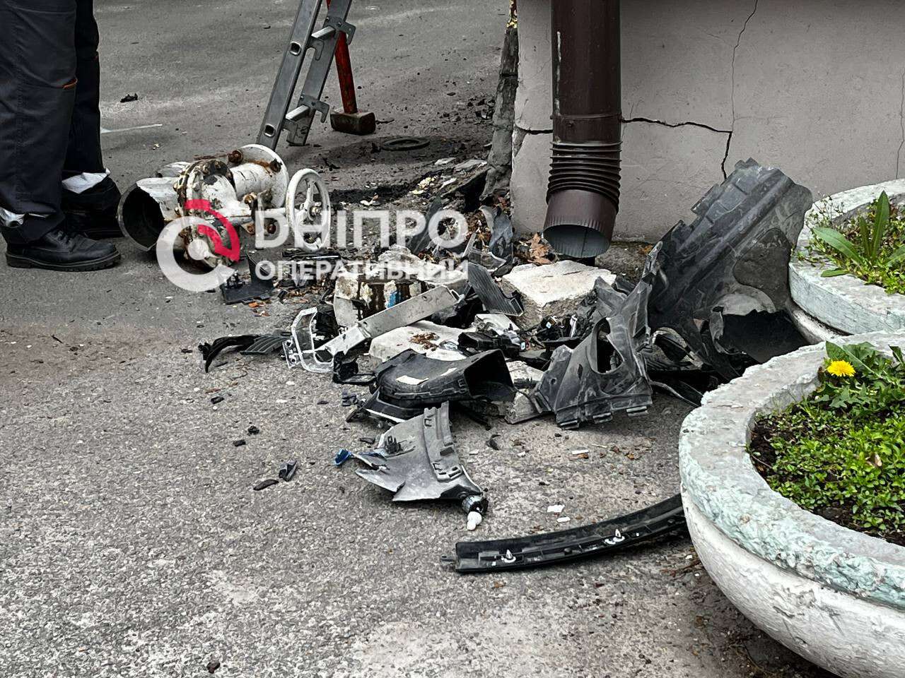 BMW вʼїхав у газову трубу на Троїцькій 22.04: подробиці та фото