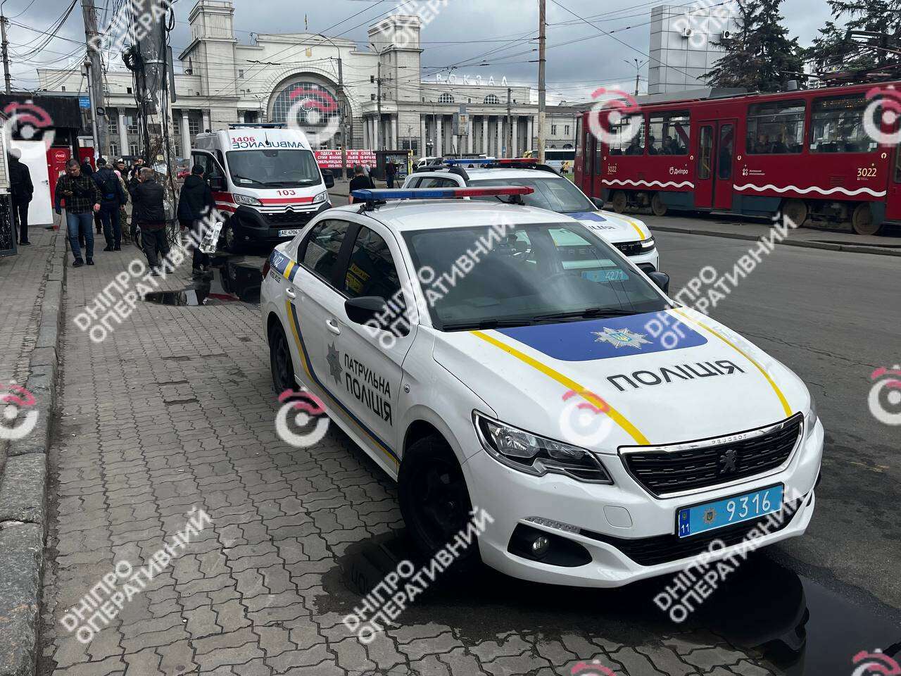Натовп, екстрені служби та напівоголений чоловік на балконі: подробиці інциденту біля вокзалу