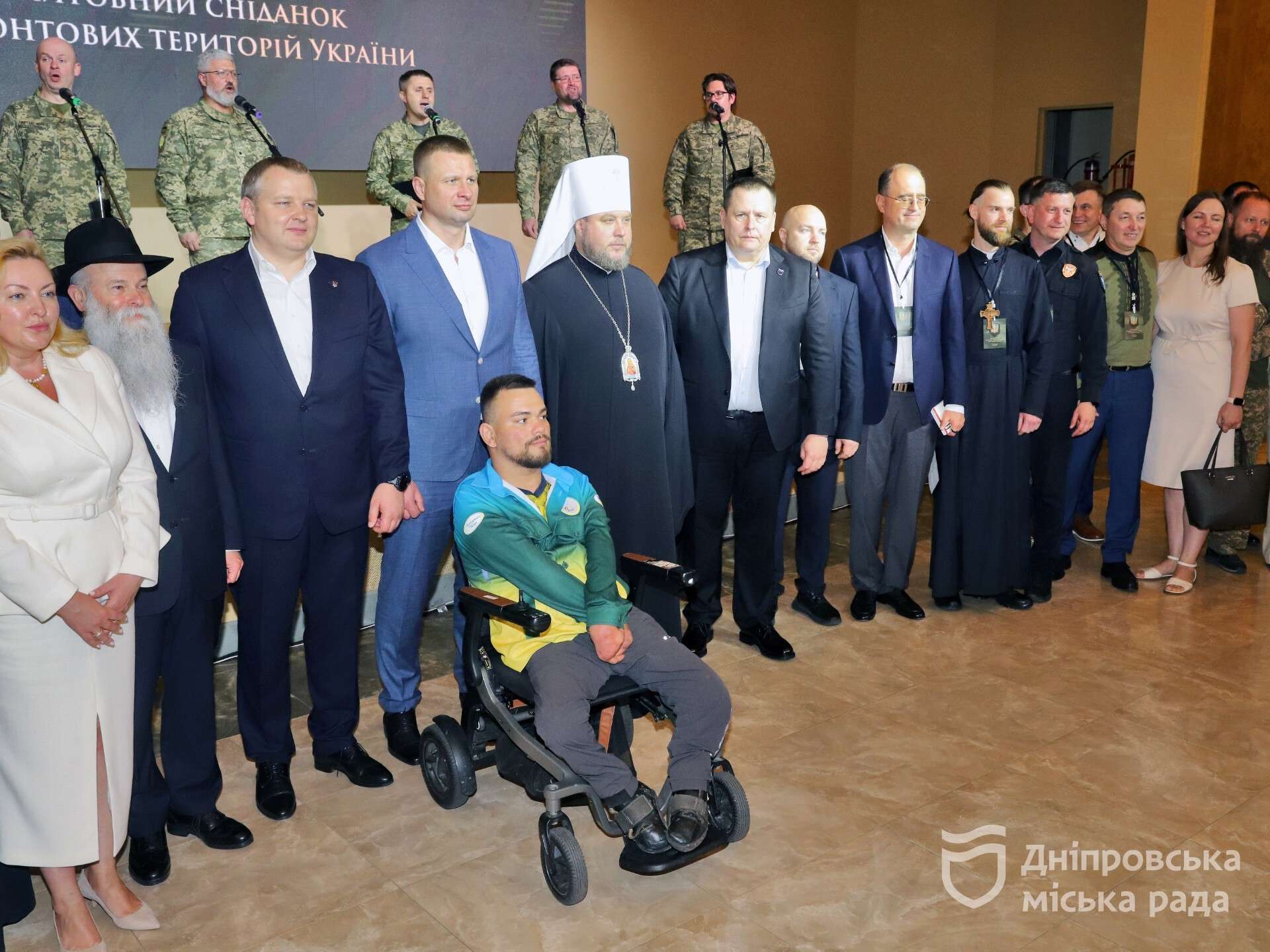 Майже чотири сотні учасників одразу з десяти прифронтових регіонів: у Дніпрі сьогодні відбувся великий молитовний сніданок