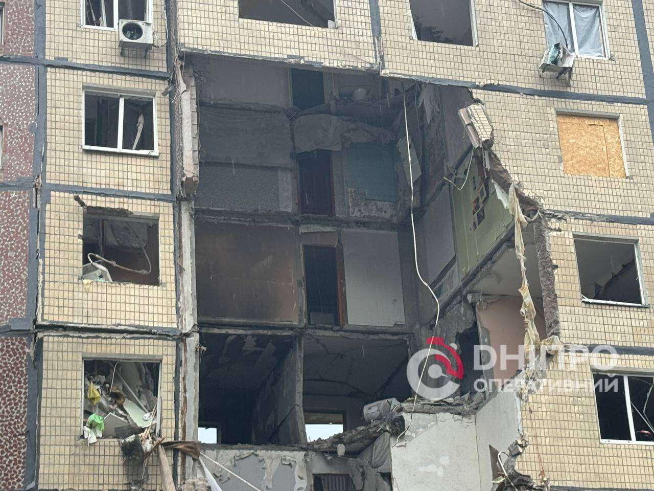 На Перемозі в Дніпрі через негоду обвалилися аварійні конструкції будинку, який восени атакував &ldquo;шахед&rdquo;