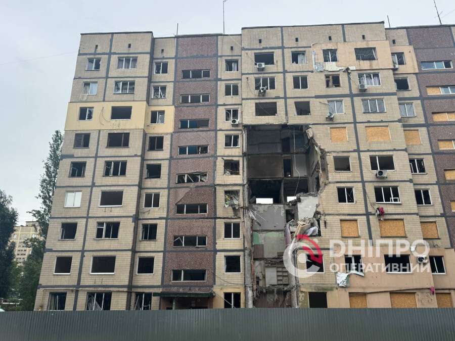 На Перемозі в Дніпрі через негоду обвалилися аварійні конструкції будинку, який восени атакував “шахед”
