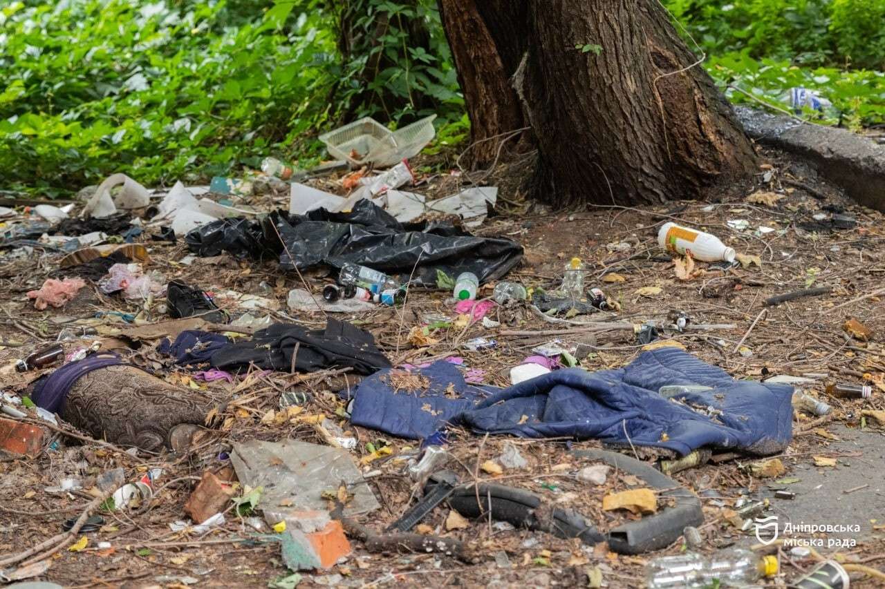 Зірвана ізоляція, графіті та сміття: працівники КП