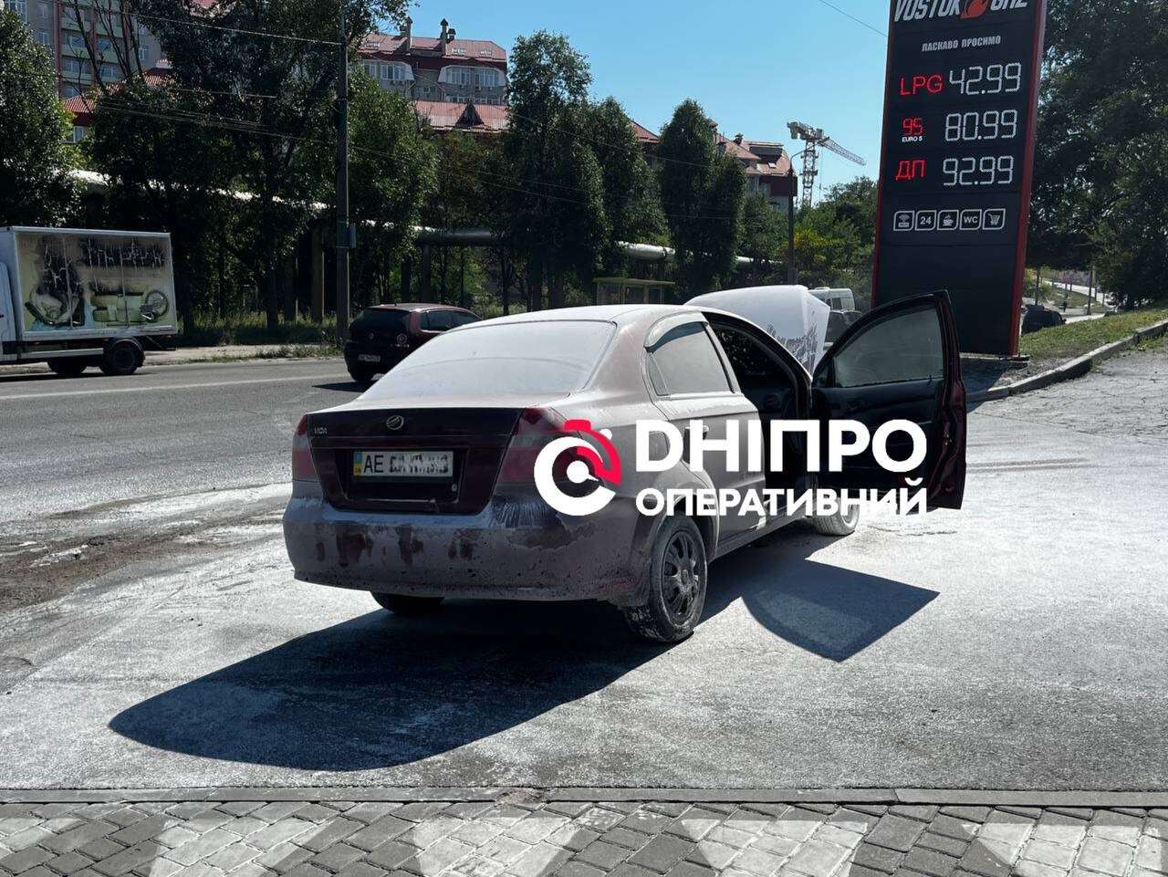 Загорілося авто біля АЗС на Космічній 5 серпня: подробиці з місця події