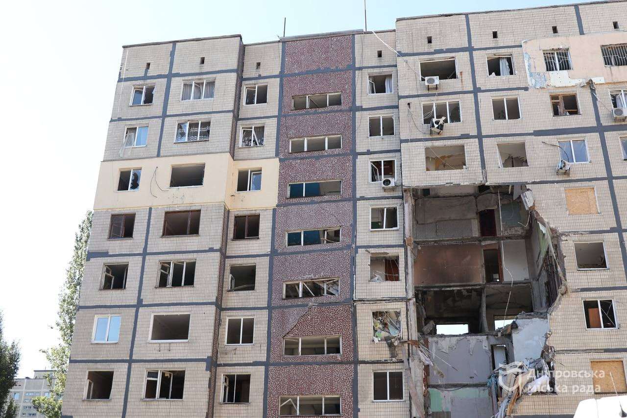 До демонтажу готують під’їзд будинку на проспекті Героїв, куди влучив ворожий