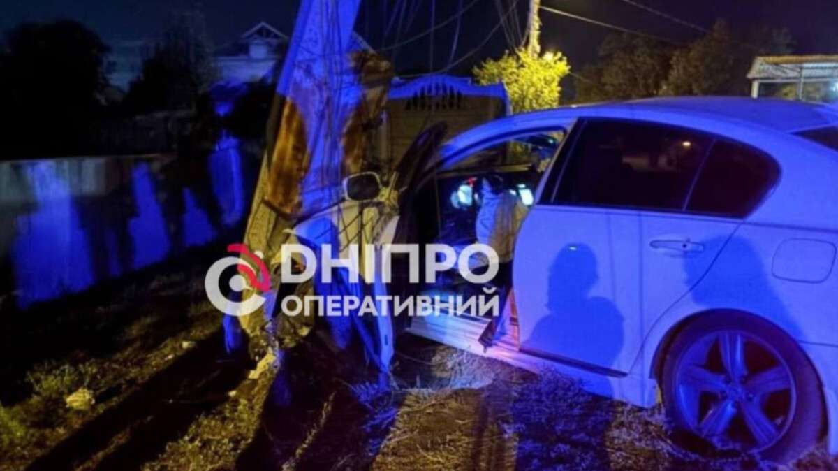 Lexus врізався в електроопору на Щитовій ввечері 6 вересня: що відомо