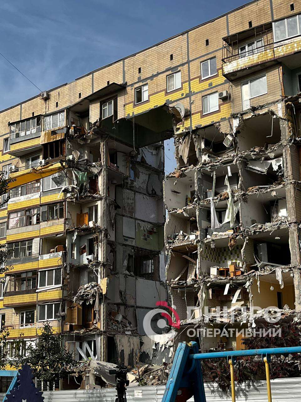 Демонтаж після атаки &ldquo;шахеда&rdquo;: у Дніпрі відокремили зруйнований під&rsquo;їзд дев&rsquo;ятиповерхівки на проспекті Героїв
