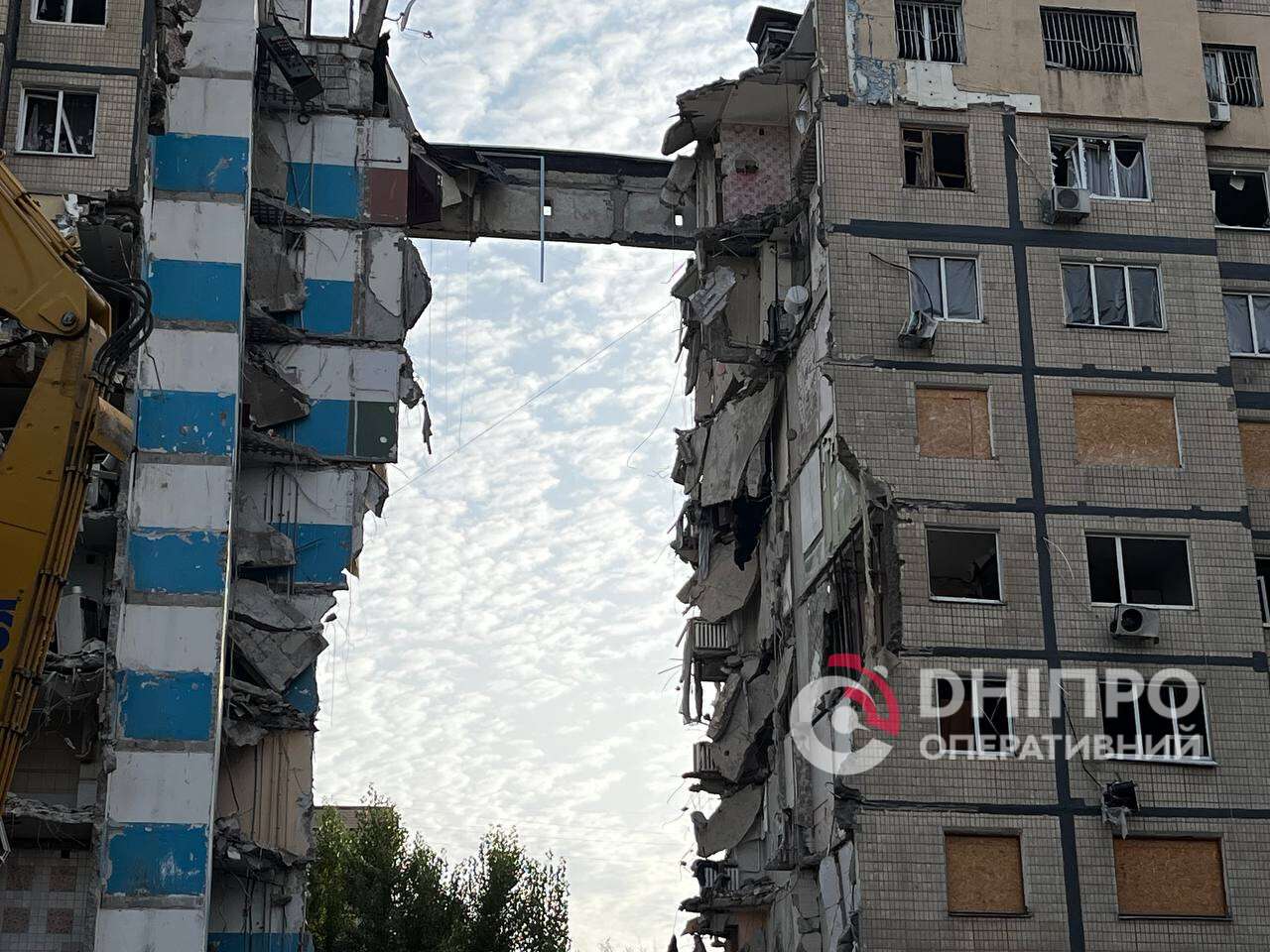 Демонтаж після атаки &ldquo;шахеда&rdquo;: у Дніпрі відокремили зруйнований під&rsquo;їзд дев&rsquo;ятиповерхівки на проспекті Героїв