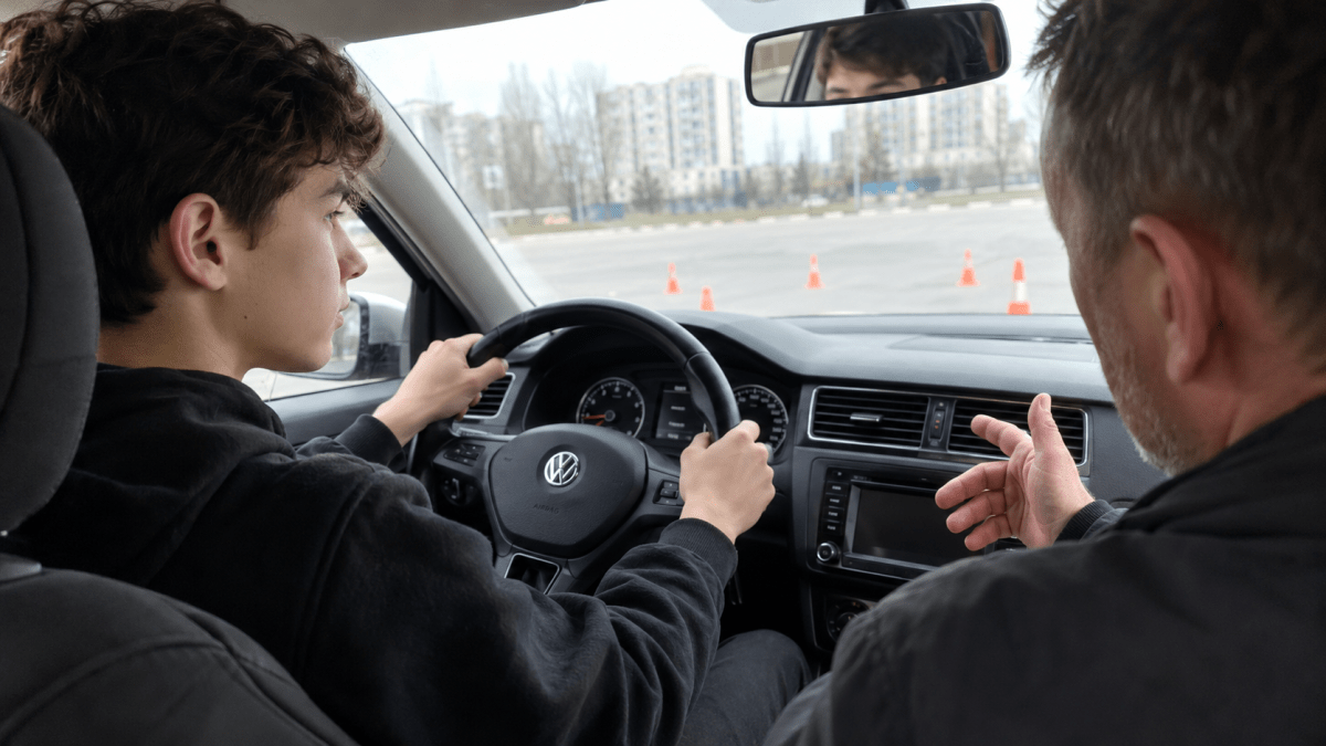 В Україні можуть дозволити керувати авто з 17 років, але є нюанс